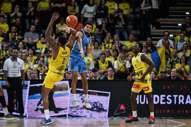 September 27, 2026, GER, Basketball, Bundesliga Matchday 3, 2026–2027 Season, Oldenburg, EWE Arena, EWE Baskets Oldenburg vs. Veolia Towers Hamburg Emil MARSHALL Veolia Towers Hamburg 20 Demajeo WIGGINS EWE Baskets Oldenburg 2 Ja Qualyn GILBREATH EWE Baskets Oldenburg 13 Oldenburg EWE Arena Lower Saxony Germany Copyright: xnordphotoxGmbHx xRojahnx
