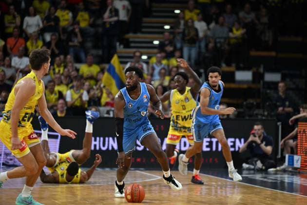 September 27, 2026, GER, Basketball, Bundesliga Matchday 3, 2026–2027 Season, Oldenburg, EWE Arena, EWE Baskets Oldenburg vs. Veolia Towers Hamburg Noah THOMASSON Veolia Towers Hamburg 2 Zach ENSMINGER EWE Baskets Oldenburg 3 Oldenburg EWE Arena Lower Saxony Germany Copyright: xnordphotoxGmbHx xRojahnx