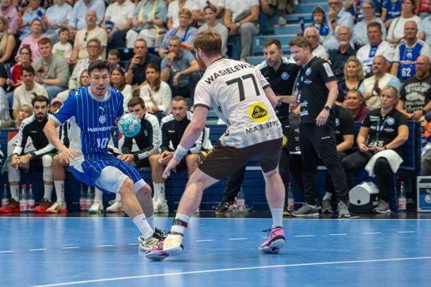 Alex Dujshebaev, backcourt, VfL Gummersbach 10, Johannes Wasielewski, backcourt, Bergischer Handball Club 06 77, VfL Gummersbach vs. Bergischer Handball Club 06, Opel Handball Bundesliga, Men s Division, Matchday 6, September 27, 2026, Gummersbach, North Rhine-Westphalia, Germany Copyright: xkolbert-press MartinxWdziecznyx