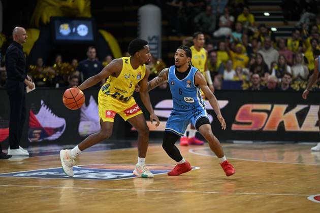 September 27, 2026, GER, Basketball, Bundesliga Matchday 3, 2026–2027 Season, Oldenburg, EWE Arena, EWE Baskets Oldenburg vs. Veolia Towers Hamburg Jeremy ROACH EWE Baskets Oldenburg 5 Zakai ZEIGLER Veolia Towers Hamburg 5 Oldenburg EWE Arena Lower Saxony Germany Copyright: xnordphotoxGmbHx xRojahnx
