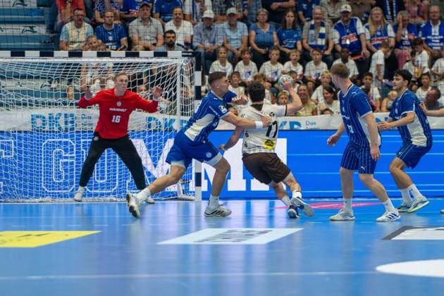 Bertram Obling, goalkeeper, VfL Gummersbach 16, Johannes Wasielewski, backcourt player, Bergischer Handball Club 06 77, ätepan Zeman, pivot, VfL Gummersbach 66, VfL Gummersbach vs. Bergischer Handball Club 06, Opel Handball Bundesliga, Men’s Division, Matchday 6, September 27, 2026, Gummersbach, North Rhine-Westphalia, Germany Copyright: xkolbert-press MartinxWdziecznyx