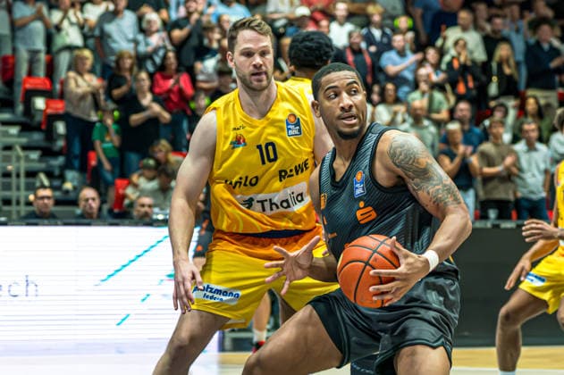 Chemnitz, Germany, September 27, 2026, BBL 2026–2027, Game 3: Niners Chemnitz vs. Phoenix Hagen. Pictured, from left, in a one-on-one battle: Fabian Bleck (Hagen) and Nighael Ceaser (Niners) Copyright: xFotostandx xNachtigallx