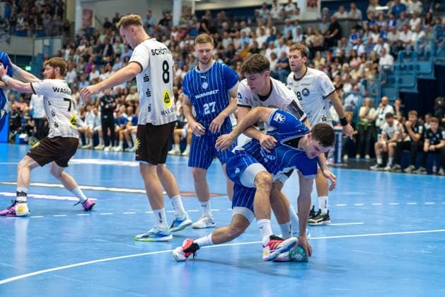 Kristjan Horžen, wing, VfL Gummersbach 27, Kay Smits, backcourt, VfL Gummersbach 31, Nico Schoettle, backcourt, Bergischer Handball Club 06 8, VfL Gummersbach vs. Bergischer Handball Club 06, Opel Handball Bundesliga, Men’s Division, Matchday 6, September 27, 2026, Gummersbach, North Rhine-Westphalia, Germany Copyright: xkolbert-press MartinxWdziecznyx