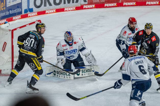 Adam Payerl, Krefeld Pinguine, 90; Joacim Eriksson, Schwenninger Wild Wings, 60; Dominik Bittner, Schwenninger Wild Wings, 07, Alex Peters, Schwenninger Wild Wings, 06, Philip Gogulla, Krefeld Pinguine, 87 in front of the net, Krefeld Pinguine vs. Schwenninger Wild Wings, ice hockey, PENNY DEL, Matchday 4, 2026–2027 season, September 27, 2026, Krefeld Pinguine vs. Schwenninger Wild Wings, Ice Hockey, PENNY DEL, Matchday 4, 2026–2027 Season, September 27, 2026, Krefeld Copyright: xEibner-Pressefoto LukasxBaldygax EP_LBA
