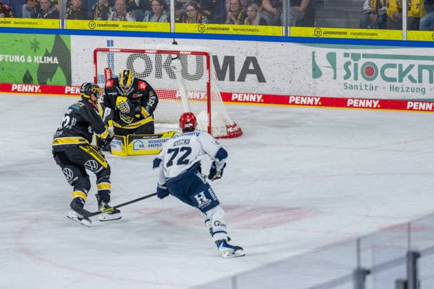 Juha Jatkola, Krefeld Pinguine, 32, with a save; Krefeld Pinguine vs. Schwenninger Wild Wings, ice hockey, PENNY DEL, Matchday 4, 2026–2027 season, September 27, 2026, Krefeld Pinguine vs. Schwenninger Wild Wings, ice hockey, PENNY DEL, Matchday 4, 2026–2027 season, September 27, 2026, Krefeld Copyright: xEibner-Pressefoto LukasxBaldygax EP_LBA