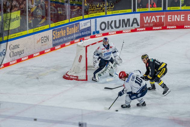 Joacim Eriksson, Schwenninger Wild Wings, 60; Mirko Hoefflin, Schwenninger Wild Wings, 10, in a one-on-one battle with Mathew Santos, Krefeld Pinguine, 95; Krefeld Pinguine vs. Schwenninger Wild Wings, ice hockey, PENNY DEL, Matchday 4, 2026–2027 season, September 27, 2026 Krefeld Pinguine vs. Schwenninger Wild Wings, Ice Hockey, PENNY DEL, Matchday 4, 2026–2027 season, September 27, 2026, Krefeld Copyright: xEibner-Pressefoto LukasxBaldygax EP_LBA