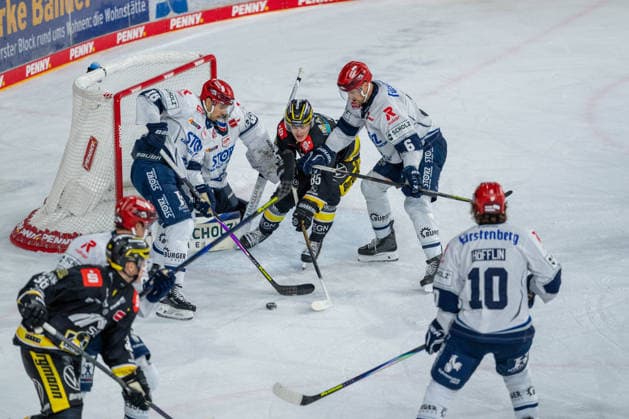 A battle in front of the net between Joacim Eriksson of the Schwenninger Wild Wings (60), Luca Hauf of the Krefeld Pinguine (85), and Arkadiusz Dziambor of the Schwenninger Wild Wings (16) as they scramble for the puck, with Alex Peters of the Schwenninger Wild Wings, 06 Krefeld Pinguine vs. Schwenninger Wild Wings, ice hockey, PENNY DEL, Matchday 4, 2026–2027 season, September 27, 2026, Krefeld Pinguine vs. Schwenninger Wild Wings, Ice Hockey, PENNY DEL, Matchday 4, 2026–2027 Season, September 27, 2026, Krefeld Copyright: xEibner-Pressefoto LukasxBaldygax EP_LBA