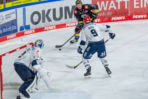 Max Newton, Krefeld Pinguine, 37, with the puck at the net, Philip Feist, Schwenninger Wild Wings, 09, Joacim Eriksson, Schwenninger Wild Wings, 60, Krefeld Pinguine vs. Schwenninger Wild Wings, ice hockey, PENNY DEL, Matchday 4, 2026–2027 season, September 27, 2026, Krefeld Pinguine vs. Schwenninger Wild Wings, ice hockey, PENNY DEL, Matchday 4, 2026–2027 season, September 27, 2026, Krefeld Copyright: xEibner-Pressefoto LukasxBaldygax EP_LBA