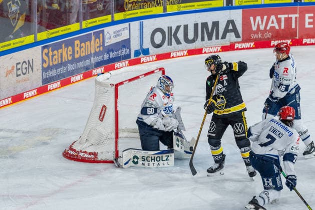 Joacim Eriksson, Schwenninger Wild Wings, 60 saves against Adam Payerl, Krefeld Pinguine, 90 Krefeld Pinguine vs. Schwenninger Wild Wings, ice hockey, PENNY DEL, Matchday 4, 2026–2027 season, September 27, 2026, Krefeld Pinguine vs. Schwenninger Wild Wings, Ice Hockey, PENNY DEL, Matchday 4, 2026–2027 Season, September 27, 2026, Krefeld Copyright: xEibner-Pressefoto LukasxBaldygax EP_LBA