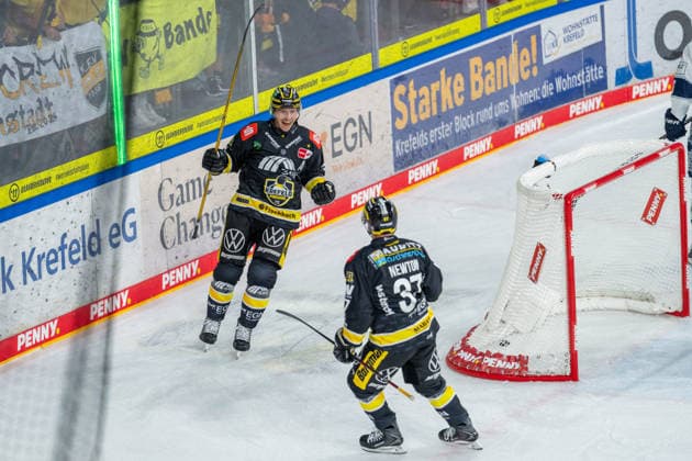 Adam Payerl of the Krefeld Pinguine, 90, celebrates his goal to tie the game at 1–1 in the first period of the Krefeld Pinguine vs. Schwenninger Wild Wings game, ice hockey, PENNY DEL, Matchday 4, 2026–2027 season, September 27, 2026, Krefeld Pinguine vs. Schwenninger Wild Wings, ice hockey, PENNY DEL, Matchday 4, 2026–2027 season, September 27, 2026, Krefeld Copyright: xEibner-Pressefoto LukasxBaldygax EP_LBA