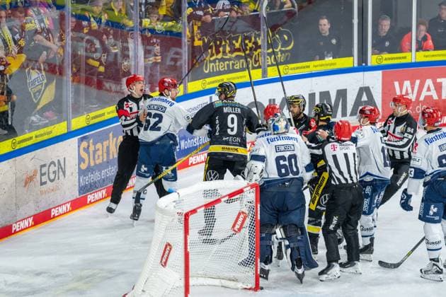 Brawl in front of the Schwenningen goal: Krefeld Pinguine vs. Schwenninger Wild Wings, Ice Hockey, PENNY DEL, Matchday 4, 2026–2027 season, September 27, 2026, Krefeld Pinguine vs. Schwenninger Wild Wings, Ice Hockey, PENNY DEL, Matchday 4, 2026–2027 Season, September 27, 2026, Krefeld Copyright: xEibner-Pressefoto LukasxBaldygax EP_LBA