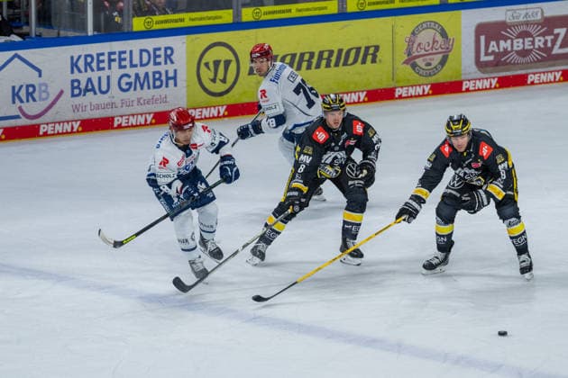 Austin Ortega (Schwenninger Wild Wings, 08) passes past Max Gildon (Krefeld Pinguine, 08) and Marcel Mueller (Krefeld Pinguine, 09), Will Weber (Schwenninger Wild Wings, 78). Krefeld Pinguine vs. Schwenninger Wild Wings, Ice Hockey, PENNY DEL, Matchday 4, 2026–2027 Season, September 27, 2026 Krefeld Pinguine vs. Schwenninger Wild Wings, Ice Hockey, PENNY DEL, Matchday 4, 2026–2027 Season, September 27, 2026, Krefeld Copyright: xEibner-Pressefoto LukasxBaldygax EP_LBA