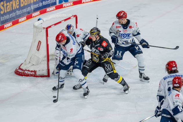 A scramble in front of the net involving Joacim Eriksson of the Schwenninger Wild Wings (60), Luca Hauf of the Krefeld Pinguine (85), and Arkadiusz Dziambor of the Schwenninger Wild Wings (16) as they battle for the puck, with Alex Peters of the Schwenninger Wild Wings, 06 Krefeld Pinguine vs. Schwenninger Wild Wings, ice hockey, PENNY DEL, Matchday 4, 2026–2027 season, September 27, 2026, Krefeld Pinguine vs. Schwenninger Wild Wings, ice hockey, PENNY DEL, Matchday 4, 2026–2027 season, September 27, 2026, Krefeld Copyright: xEibner-Pressefoto LukasxBaldygax EP_LBA