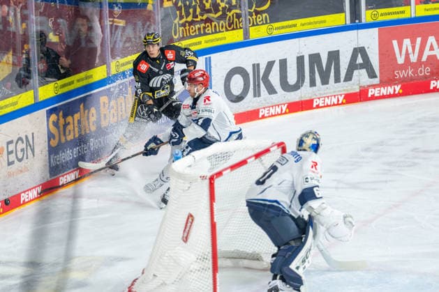 Daniel Bruch, Krefeld Pinguine, 26, in a one-on-one battle with Bode Wilde, Schwenninger Wild Wings, 04; Krefeld Pinguine vs. Schwenninger Wild Wings, ice hockey, PENNY DEL, Matchday 4, 2026–2027 season, September 27, 2026 Krefeld Pinguine vs. Schwenninger Wild Wings, ice hockey, PENNY DEL, Matchday 4, 2026–2027 season, September 27, 2026 Krefeld Copyright: xEibner-Pressefoto LukasxBaldygax EP_LBA