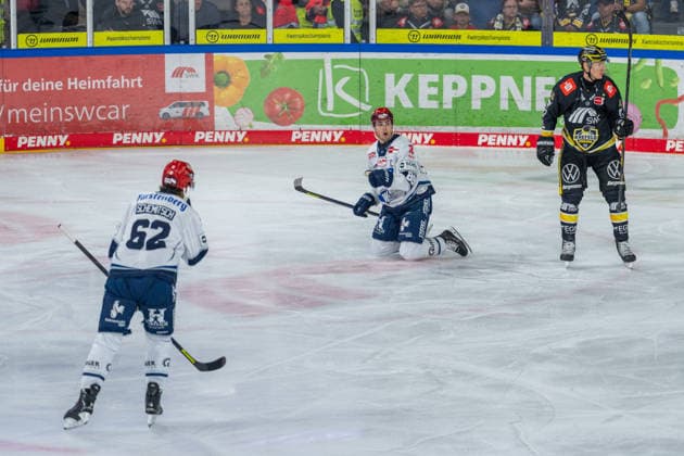 Thomas Schemitsch, Schwenninger Wild Wings, 62, and Kyle Platzer, Schwenninger Wild Wings, 88, celebrating the goal after the 1-0 score, Philip Gogulla, Krefeld Pinguine, 87; Krefeld Pinguine vs. Schwenninger Wild Wings, ice hockey, PENNY DEL, Matchday 4, 2026–2027 season, September 27, 2026, Krefeld Pinguine vs. Schwenninger Wild Wings, ice hockey, PENNY DEL, Matchday 4, 2026–2027 season, September 27, 2026, Krefeld Copyright: xEibner-Pressefoto LukasxBaldygax EP_LBA