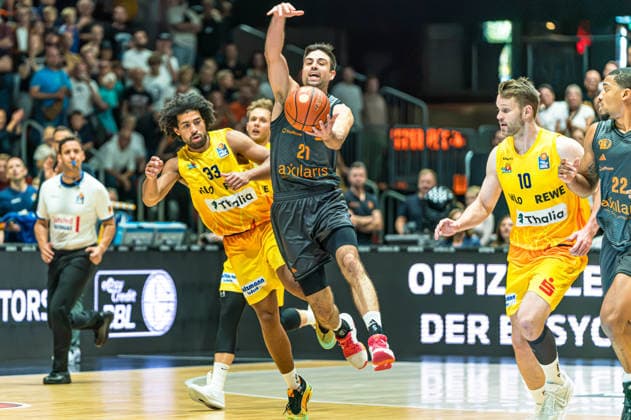 Chemnitz, Germany, September 27, 2026, 1 BBL 2026–2027, Game 3: Chemnitz Niners vs. Phoenix Hagen. Pictured, from left, in a head-to-head battle: Trenton Gibson (Hagen) and Mateo Seric (Niners). Copyright: xFotostandx xNachtigallx