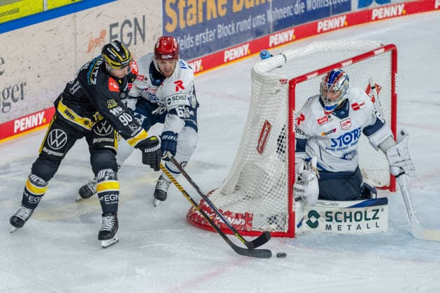 Adam Payerl, Krefeld Pinguine, No. 90, battling for the puck with Thomas Schemitsch, Schwenninger Wild Wings, No. 62, and Joacim Eriksson, Schwenninger Wild Wings, No. 60; Krefeld Pinguine vs. Schwenninger Wild Wings, ice hockey, PENNY DEL, Matchday 4, 2026–2027 season, September 27, 2026 Krefeld Pinguine vs. Schwenninger Wild Wings, ice hockey, PENNY DEL, Matchday 4, 2026–2027 season, September 27, 2026, Krefeld Copyright: xEibner-Pressefoto LukasxBaldygax EP_LBA