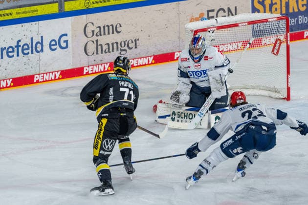 Yannick Proske, Krefeld Pinguine, 71 (one shot); Joacim Eriksson, Schwenninger Wild Wings, 60 (save); Reed Lebster, Schwenninger Wild Wings, 23; Krefeld Pinguine vs. Schwenninger Wild Wings, ice hockey, PENNY DEL, Matchday 4, 2026–2027 Season, September 27, 2026 Krefeld Pinguine vs. Schwenninger Wild Wings, Ice Hockey, PENNY DEL, Matchday 4, 2026–2027 Season, September 27, 2026, Krefeld Copyright: xEibner-Pressefoto LukasxBaldygax EP_LBA