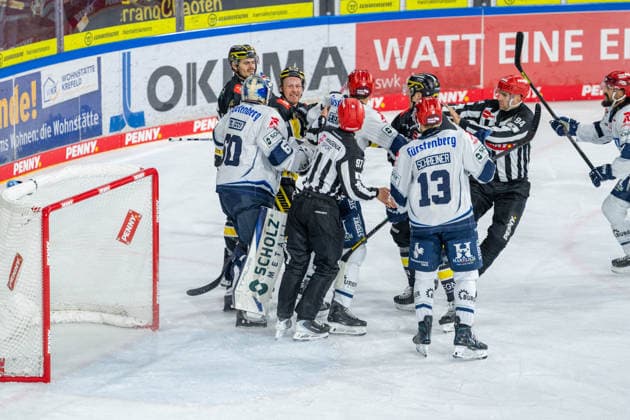 Joacim Eriksson of the Schwenninger Wild Wings, 60, and Max Newton of the Krefeld Pinguine, 37, start a brawl during the Krefeld Pinguine vs. Schwenninger Wild Wings game, ice hockey, PENNY DEL, Matchday 4, 2026–2027 season, September 27, 2026, Krefeld Pinguine vs. Schwenninger Wild Wings, ice hockey, PENNY DEL, Matchday 4, 2026–2027 season, September 27, 2026, Krefeld Copyright: xEibner-Pressefoto LukasxBaldygax EP_LBA