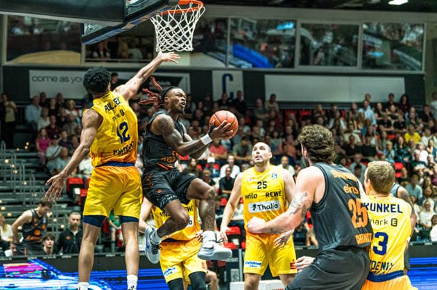 Chemnitz, Germany, September 27, 2026; BBL 2026–2027, Game 3: Niners Chemnitz vs. Phoenix Hagen. Pictured, from left, in a one-on-one battle: Tyler Polley (Hagen) and Cobe Williams (Niners) at the basket. Copyright: xFotostandx xNachtigallx