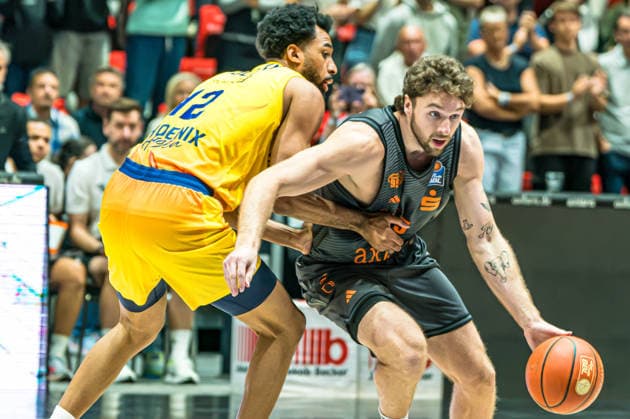 Chemnitz, Germany, September 27, 2026, 1st Round of the 2026–2027 BBL, Game 3: Chemnitz Niners vs. Phoenix Hagen. Pictured, from left, in a one-on-one matchup: Tyler Polley (Hagen) and Benjamin Burnham (Niners). Copyright: xFotostandx xNachtigallx