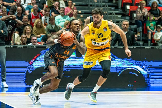Chemnitz, Germany, September 27, 2026, BBL 2026–2027, Game 3: Niners Chemnitz vs. Phoenix Hagen. Pictured, from left, in a one-on-one matchup: Cobe Williams of the Niners and Patricio Garino Gullotta of Hagen. Copyright: xFotostandx xNachtigallx