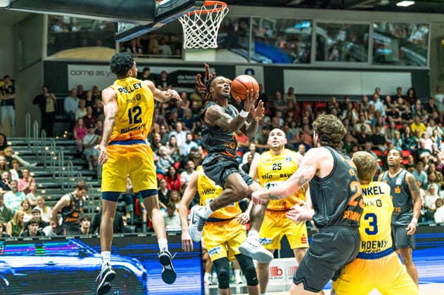 Chemnitz, Germany, September 27, 2026, BBL 2026–2027, Game 3: Chemnitz Niners vs. Phoenix Hagen. Pictured: Cobe Williams of the Niners (second from left) making a dunk. Copyright: xFotostandx xNachtigallx
