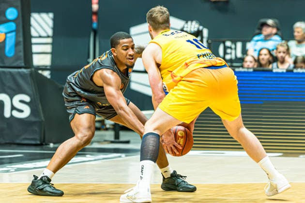 Chemnitz, Germany, September 27, 2026, 1 BBL 2026–2027, Game 3: Niners Chemnitz vs. Phoenix Hagen. Pictured, from left, in a one-on-one matchup: No. 22 and Fabian Bleck of Hagen. Copyright: xFotostandx xNachtigallx