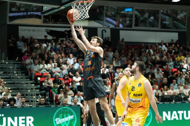 Chemnitz, Germany, September 27, 2026, 1st Round of the 2026–2027 BBL, Game 3: Chemnitz Niners vs. Phoenix Hagen. Pictured: Jannis von Seckendorff (Niners), first from the left, making a dunk. Copyright: xFotostandx xNachtigallx