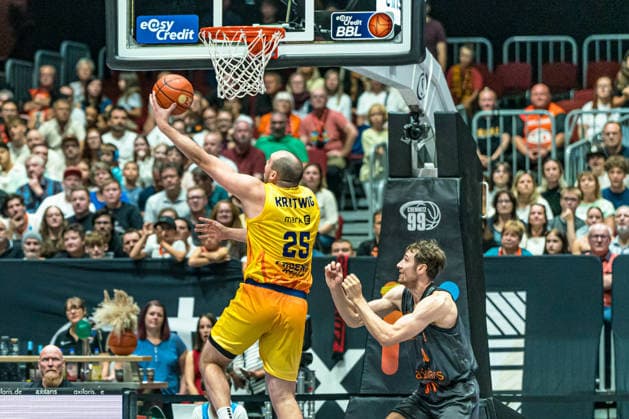 Chemnitz, Germany, September 27, 2026, 1 BBL 2026–2027, Game 3: Chemnitz Niners vs. Phoenix Hagen. Pictured: Cameron Krutwig of Hagen (first from left) making a dunk. Copyright: xFotostandx xNachtigallx