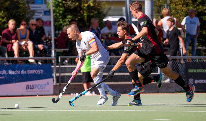BAU 27 09 2026, Germany, Ludwigsburg, Men s Hockey Bundesliga, HC Ludwigsburg vs. HTC Stuttgarter Kickers; from left: Sten Brandenstein (HTC), Raphael Schmidt (HCL), Malte Lindenthal (HCL)