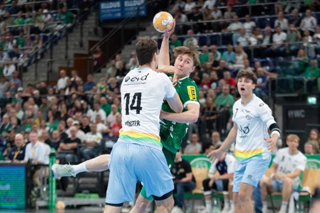 Handball, HBL2: SC DHfK Leipzig vs. TSV Bayer Dormagen, September 27, 2026. Caspar Gauer (25) of SC DHfK Leipzig is attacked by Moritz Köster (14) of Bayer Dormagen. Handball, 2nd Bundesliga, 2026–2027 season, Matchday 5: SC DHfK Leipzig vs. TSV Bayer Dormagen on September 27, 2026, at the Quarterback Immobilien Arena in Leipzig Copyright: xBEAUTIFULxSPORTS JanxKaeferx