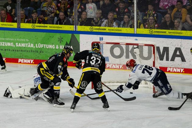 Krefeld, Germany, September 27, 2026 PENNY DEL 2026–2027 Game 4: Krefeld Pinguine vs. Schwenninger Wild Wings Pictured, from left: goal scorer Marcel Müller Mueller of Krefeld, Max Newton (Krefeld) and William Weber (Schwenningen). YAYLA ARENA, North Rhine-Westphalia Copyright: xFotostandx xGoertzx