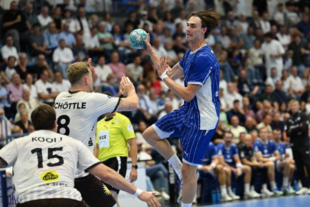 September 27, 2026, GER, Handball, Men s, Opel HBL, 2026–2027 Season, Matchday 6, VfL Gummersbach vs. Bergischer HC Miro Schluroff (VfL Gummersbach 15) in a one-on-one battle against Nico Schöttle (BHC 8). DFB and DFL regulations prohibit any use of photographs as image sequences and or quasi-video. Gummersbach SCHWALBE Arena, NRW, Germany Copyright: xNordphoto Meuterx
