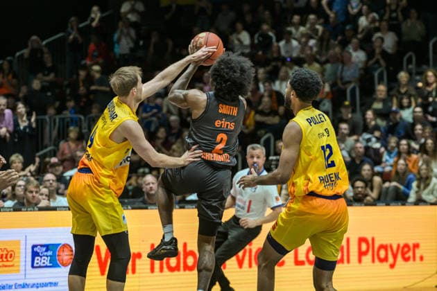 easyCredit Basketball Bundesliga, Matchday 3, Niners Chemnitz vs. Phoenix Hagen, September 27,2026, starting at 4:30 p.m., Chemnitz, Chemnitz Arena. In the photo: 04 Bjarne Kraushaar, 02 Stefan Smith, 12 Tyler Polley. easyCredit Basketball Bundesliga, Matchday 3, Niners Chemnitz vs. Phoenix Hagen, Chemnitz, Saxony, Germany Copyright: xEHLxMedia MichelxKöhlerx 20262709-Niners-Chemnitz-Phoenix-Hagen_012