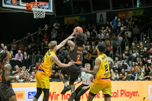 easyCredit Basketball Bundesliga, Matchday 3, Niners Chemnitz vs. Phoenix Hagen, September 27,2026, starting at 4:30 p.m., Chemnitz, Chemnitz Arena. In the photo: 04 Bjarne Kraushaar, 02 Stefan Smith, 12 Tyler Polley. easyCredit Basketball Bundesliga, Matchday 3, Niners Chemnitz vs. Phoenix Hagen, Chemnitz, Saxony, Germany Copyright: xEHLxMedia MichelxKöhlerx 20262709-Niners-Chemnitz-Phoenix-Hagen_013