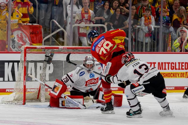 Kevin Orendorz (DEG) scores the goal to make it 1–0, play against goalie Michael Bitzer (MM) and Linus Svedlund (MM), DEL2 hockey, Düsseldorfer EG DEG vs. ECDC Memmingen Indians (MM), on September 27, 2026, in Düsseldorf, Germany, at the PSD Bank Dome