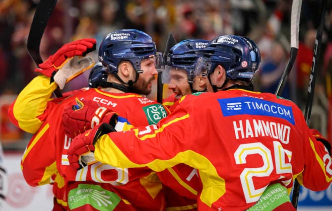 DEG celebrates Kevin Orendorz l DEG after his goal to make it 1–0 Tariq Hammond DEG Ice Hockey DEL2, Düsseldorfer EG DEG vs. ECDC Memmingen Indians MM, on September 27, 2026, in Düsseldorf, Germany, at the PSD Bank Dome