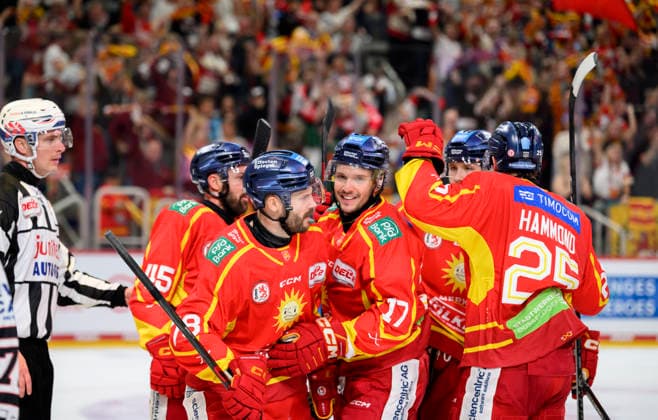 DEG celebrates Kevin Orendorz after his goal to make it 1–0. Orendorz, Leon Niederberger (DEG), Tariq Hammond (DEG), DEL2 hockey, Düsseldorfer EG (DEG) vs. ECDC Memmingen Indians (MM), on September 27, 2026, in Düsseldorf, Germany, at the PSD Bank Dome