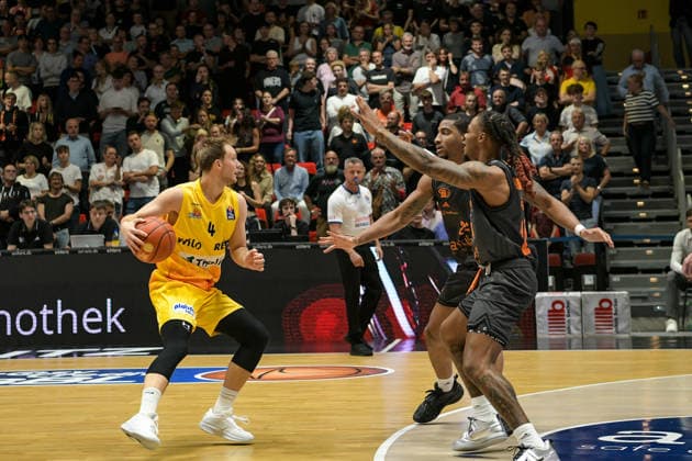 easyCredit Basketball Bundesliga, Matchday 3, Niners Chemnitz vs. Phoenix Hagen, September 27,2026, starting at 4:30 p.m., Chemnitz, Chemnitz Arena. Pictured: No. 04 Bjarne Kraushaar, No. 24 Cobe Williams, No. 22 Nighaeal Ceaser. easyCredit Basketball Bundesliga, Matchday 3, Niners Chemnitz vs. Phoenix Hagen, Chemnitz, Saxony, Germany Copyright: xEHLxMedia MichelxKöhlerx 20262709-Niners-Chemnitz-Phoenix-Hagen_046