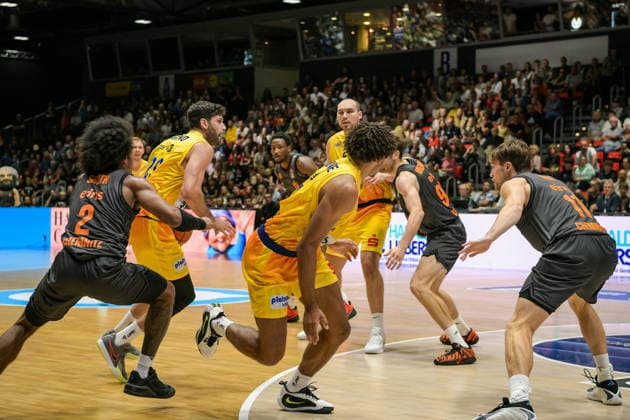 easyCredit Basketball Bundesliga, Matchday 3, Niners Chemnitz vs. Phoenix Hagen, September 27,2026, starting at 4:30 p.m., Chemnitz, Chemnitz Arena. In photo 02: Stefan Smith, 11 Elias Rödl. easyCredit Basketball Bundesliga, Matchday 3, Niners Chemnitz vs. Phoenix Hagen, Chemnitz, Saxony, Germany Copyright: xEHLxMedia MichelxKöhlerx 20262709-Niners-Chemnitz-Phoenix-Hagen_054