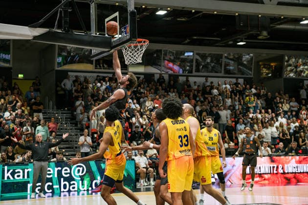 easyCredit Basketball Bundesliga, Matchday 3, Niners Chemnitz vs. Phoenix Hagen, September 27,2026, starting at 4:30 p.m., Chemnitz, Chemnitz Arena. Pictured: 25 Ben Burnham, 33 Trenton Gibson. easyCredit Basketball Bundesliga, Matchday 3, Niners Chemnitz vs. Phoenix Hagen, Chemnitz, Saxony, Germany Copyright: xEHLxMedia MichelxKöhlerx 20262709-Niners-Chemnitz-Phoenix-Hagen_072