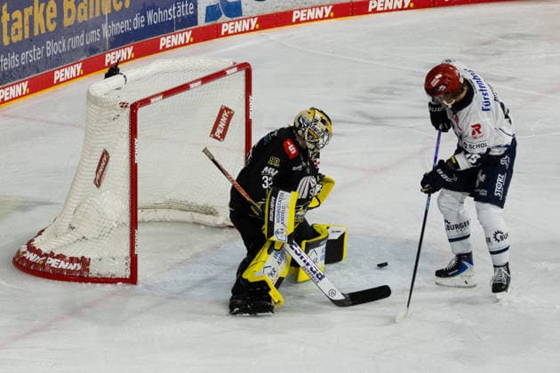 Krefeld, Germany, September 27, 2026 PENNY DEL 2026–2027, Game 4: Krefeld Pinguine vs. Schwenninger Wild Wings Pictured from left: Goaltender Juha Jatkola (Krefeld) and Hakon Hänelt (Schwenningen) at YAYLA ARENA, North Rhine-Westphalia Copyright: xFotostandx xGoertzx