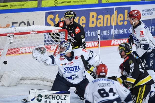 Ice Hockey: DEL Matchday 4—Krefeld Pinguine vs. Schwenninger Wild Wings on September 27, 2026, at the Yayla Arena in Krefeld. Goal to make it 2–1 by Ole Blumenkamp (Krefeld). In accordance with the guidelines of the DEL (German Ice Hockey League), the publication and further use of thein electronic media and on devices of any kind is not permitted while the game is in progress xRx