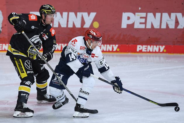 Ice Hockey: Penny DEL, Matchday 4—Krefeld Pinguine vs. Schwenninger Wild Wings on September 27, 2026, at the Yayla Arena in Krefeld. Max Gildon, Krefeld, on the left, Curtis Valk of Schwenningen; on the right, In accordance with the regulations of the DEL (German Ice Hockey League), the publication and further use of the footage in electronic media and on devices of any kind during the game in progress is not permitted. xRx