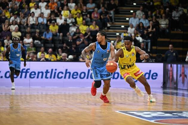 September 27, 2026, GER, Basketball, Bundesliga Matchday 3, 2026–2027 Season, Oldenburg, EWE Arena, EWE Baskets Oldenburg vs. Veolia Towers Hamburg Zakai ZEIGLER Veolia Towers Hamburg 5 Jeremy ROACH EWE Baskets Oldenburg 5 Oldenburg EWE Arena Lower Saxony Germany Copyright: xnordphotoxGmbHx xRojahnx