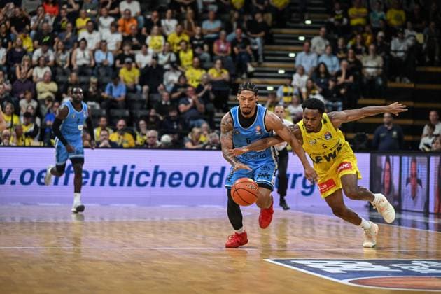 September 27, 2026, GER, Basketball, Bundesliga Matchday 3, 2026–2027 Season, Oldenburg, EWE Arena, EWE Baskets Oldenburg vs. Veolia Towers Hamburg Zakai ZEIGLER Veolia Towers Hamburg 5 Jeremy ROACH EWE Baskets Oldenburg 5 Oldenburg EWE Arena Lower Saxony Germany Copyright: xnordphotoxGmbHx xRojahnx