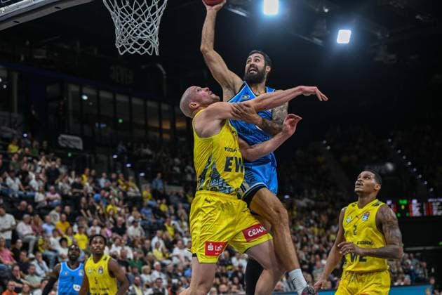 September 27, 2026, GER, Basketball, Bundesliga Matchday 3, 2026–2027 Season, Oldenburg, EWE Arena, EWE Baskets Oldenburg vs. Veolia Towers Hamburg Martin BREUNING Veolia Towers Hamburg 13 Seth HINRICHS EWE Baskets Oldenburg 21 Oldenburg EWE Arena Lower Saxony Germany Copyright: xnordphotoxGmbHx xRojahnx
