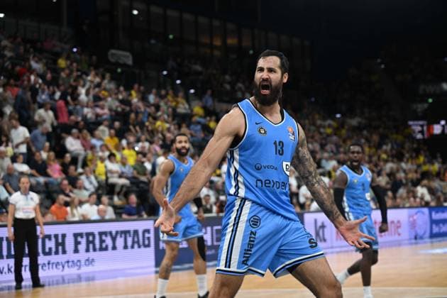 September 27, 2026, GER, Basketball, Bundesliga Matchday 3, 2026–2027 Season, Oldenburg, EWE Arena, EWE Baskets Oldenburg vs. Veolia Towers Hamburg; Martin BREUNING of Veolia Towers Hamburg, No. 13, celebrating emotionally toward the Baskets fans at the EWE Arena in Oldenburg, Lower Saxony, Germany Copyright: xnordphotoxGmbHx xRojahnx