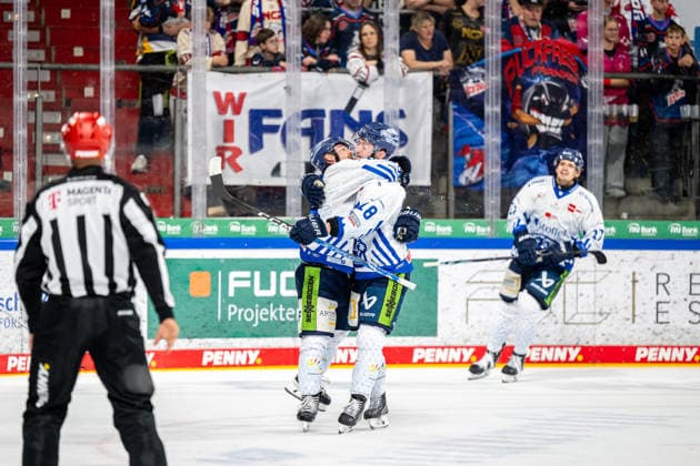 September 27, 2026 Ice Hockey Season 2026–2027 Penny DEL Nuremberg Ice Tigers Icetigers Straubing Tigers ThHa xthxhax Goal celebration, joy, Cheers for Skyler McKenzie 86, Straubing Tigers; Tyler Madden 18, Straubing Tigers